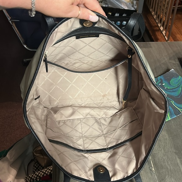 Michael Kors - Eva Large Nylon Gabardine Tote Bag - Picture 4 of 5